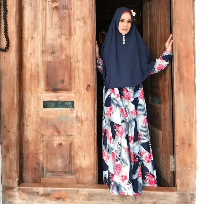 Khimar dan gamis yang dipakai Mulan pun harganya cukup variatif. Ia tak segan memakai busana murah meriah. Seperti satu gamis set bercorak ini bernilai Rp 80 ribu saja.  Foto: Instagram/MulanJameela1