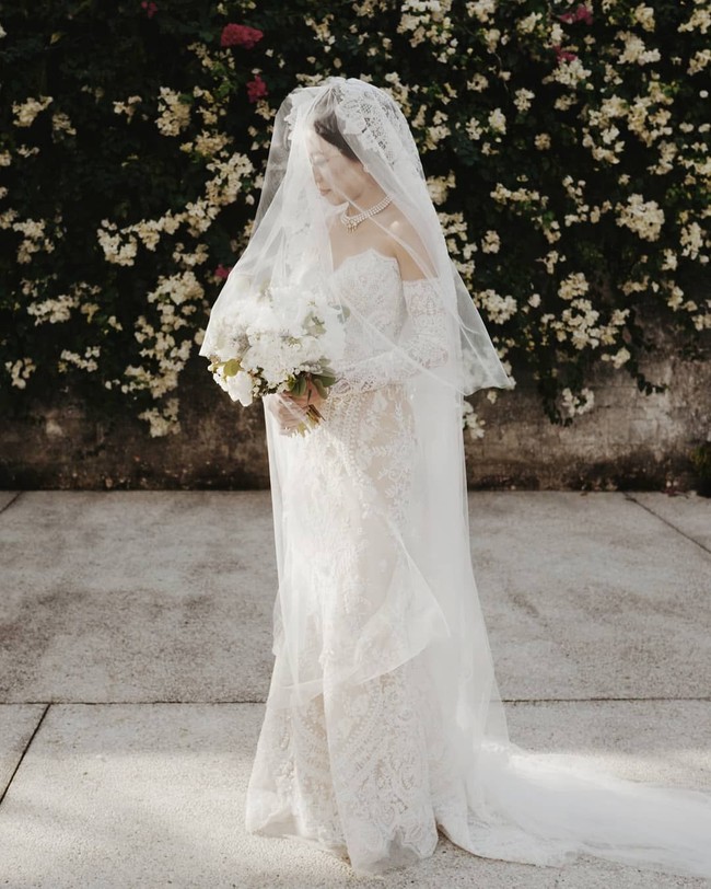 Detail embroidery pada gaun lace mewah berwarna off-white memberi kesan timeless. Foto: Dok. Adrian Gan