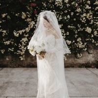 Detail embroidery pada gaun lace mewah berwarna off-white memberi kesan timeless. Foto: Dok. Adrian Gan