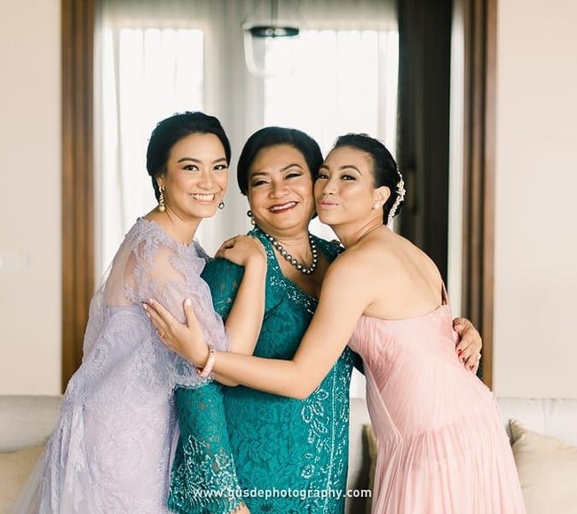 Pada saat pernikahan Aryo di Bali, kedua adiknya Rahayu Saraswati Djojohadikusumo yang juga anggota DPR dari fraksi Gerindra dan Indra Djojohadikusumo terlihat cantik dengan gaun berwarna lavender dan pink karya desainer Andreas Odang. Foto: Instagram rahayusaraswati