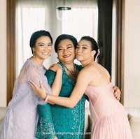 Pada saat pernikahan Aryo di Bali, kedua adiknya Rahayu Saraswati Djojohadikusumo yang juga anggota DPR dari fraksi Gerindra dan Indra Djojohadikusumo terlihat cantik dengan gaun berwarna lavender dan pink karya desainer Andreas Odang. Foto: Instagram rahayusaraswati