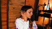 Di umur 23 tahun ini, Danna Paola sangat multitalent. Ia bisa bernyanyi, berakting, seorang model bahkan perancang busana. Foto: Dok. Instagram/dannapaola