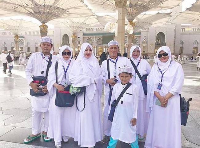 Foto yang diunggah pada Selasa (18/09/2018) di akun Instagram pribadinya @viavallen. Ia pun langsung mendapat reaksi positif dari penggemarnya. Banyak yang menyebut Via makin manis dan cantik pakai hijab. Foto: Instagram @viavallen)