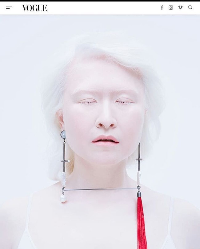 Connie Chiu adalah model albino pertama di dunia. Ia pertama kali tampil dalam fashion show Jean Paul Gaultier di tahun 1994. Setelahnya, wanita yang kini berusia 49 tahun itu melanjutkan karier sebagai model bahkan mencoba dunia musik. Foto: Instagram