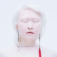 Connie Chiu adalah model albino pertama di dunia. Ia pertama kali tampil dalam fashion show Jean Paul Gaultier di tahun 1994. Setelahnya, wanita yang kini berusia 49 tahun itu melanjutkan karier sebagai model bahkan mencoba dunia musik. Foto: Instagram