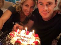 Duh, Muka Chris Hemsworth Kena Api Lilin Kue Ulang Tahunnya