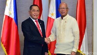 Menteri Pertahanan RI Jenderal TNI (Purn) Ryamizard Ryacudu (kiri) dan Menteri Pertahanan Filipina Delfin Lorenzana (kanan) berjabat tangan seusai menghadiri Bilateral Meeting Philippines-Indonesia di Manila, Filipina, Jumat (10/8). Dok. Kemenhan