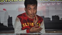 Daeng Ampuh menghuni penjara dengan pasal penganiayaan yang menyebebakan orang mati/pembunuhan. Dari balik penjara, ia mengontrol bisnis narkoba.