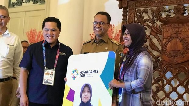 Gubernur DKI Jakarta Anies Baswedan dalam pemberian kartu khusus bagi wartawan peliput Asian Games 2018 di Balai Kota, Medan Merdeka Selatan, Jakpus, Senin (13/8/2018)