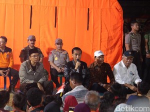 Duduk di Atas Tandu, Jokowi Tatap Muka dengan Pengungsi Gempa NTB