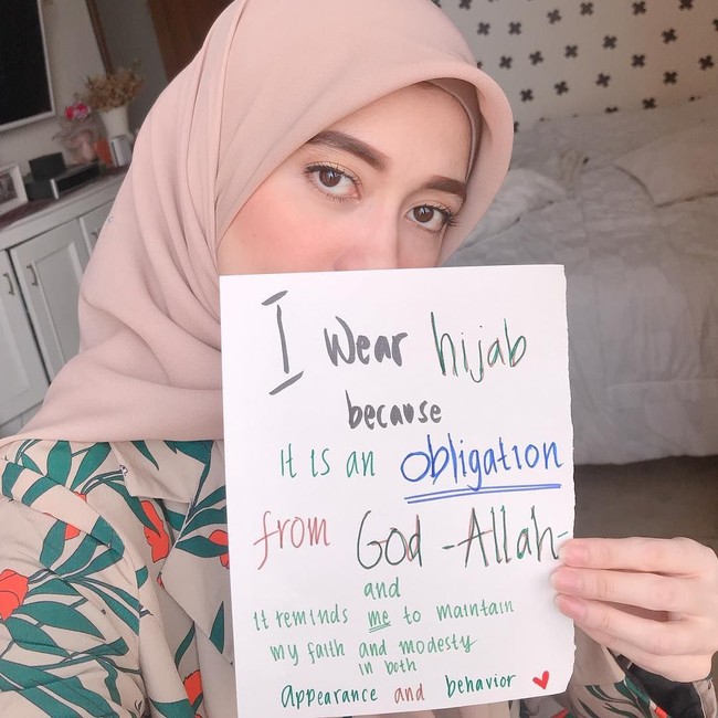 Ia sering tampil memakai hijab segi empat yang sedang hits di kalangan hijabers. Pemilihan tunik dan dress membuatnya terlihat sangat anggun. Foto: Instagram./Sindyhv