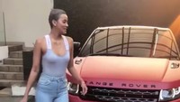 Kimmy Jayanti mengunggah video kado dari sang suami pada dua bulan pernikahan mereka, yakni sebuah Range Rover merah. Dok. Instagram/kimmyjayanti