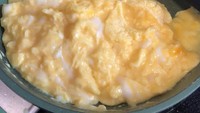 Punya telur, garam dan merica bisa bikin telur orak-arik atau scrambled egg. Selalu pakai api kecil agar hasilnya creamy. Foto: Instagram @msjennyyik