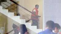 Pangonal ditangkap KPK di Bandara Soekarno-Hatta bersama ajudannya. Selain itu, ada tiga orang lain yang disebut sebagai pihak swasta yang ditangkap di Labuhanbatu.