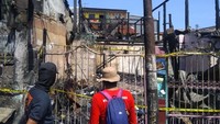 Rumah itu luluh lantak. Hanya menyisakan tangis dan duka. Luka mendalam dialami keluarga.