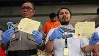 Pihak kepolisian menunjukkan barang bukti yang berhasil diamankan bersama dengan penangkapan AX. Polisi pun membeberkan motif pembunuhan yang dilatarbelakangi persaingan bisnis.