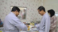 Di dalam RSPAD, Prabowo dan Sandiaga tampak sarapan bersama. Sebelumnya, mereka harus puasa menjelang tes kesehatan ini (Foto: Dok. Istimewa)