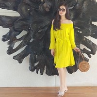 Astrid Tiar mengenakan gaun kuning cerah nan feminin. Tak lupa pose kaki ala bayi jerapah. Foto: Instagram