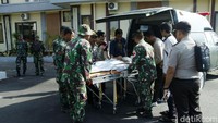 Warga yang mengalami patah tulang leher itu akan menjalani operasi di RSAD Mataram. Istimewa/Puspen TNI.