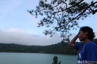 Pengunjung menikmati indahnya danau (Bonauli/detikTravel)