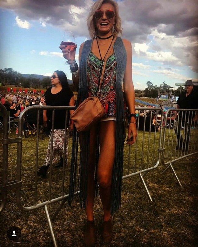 Caroline Arthur punya kaki super panjang. Dia merupakan wanita dengan kaki terpanjang di Australia dan kedua di dunia. (Foto: Instagram)