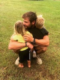 Duh, Muka Chris Hemsworth Kena Api Lilin Kue Ulang Tahunnya
