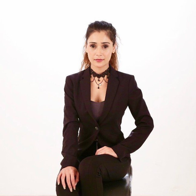 Ubah agamamu! Lakukan apapun sesukamu, memalukan. Sara kau adalah inspirasiku tapi sekarang aku membencimu, Allah akan memberimu hukuman atas semua ini, tambah lainnya. Foto: Instagram @ssarakhan