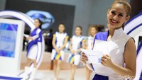 Di booth lembaga finansial ini juga berjejer wanita cantik yang siap menyapa anda dengan ramah.