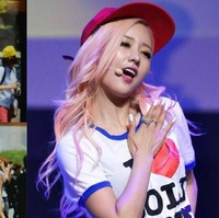 Rambut Bomi Apink yang tak ditata terlihat seperti permen gula-gula kapas yang tertiup angin. Bandingkan dengan penampilannya ketika mengisi sebuah acara. Foto: Dok. Koreaboo