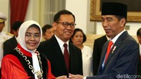Usai pengucapan sumpah, Enny dan Jokowi kemudian menandatangani berkas acara pengucapan sumpah. Jokowi pun memberikan ucapan selamat kepada Enny diikuti oleh Wakil Presiden Jusuf Kalla.