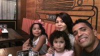 Bersama istri dan dua anaknya, Beto kali ini siap menikmati makanan di restoran. Sebelum makanan datang, pose dulu. Foto: instagram @betogoncalves9