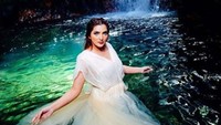  Meski terlihat basah dan kuyup, Ashanty tetap terlihat cantik. Menurut kamu, seperti bidadari nggak? Foto: Dok. Instagram/ashanty_ash