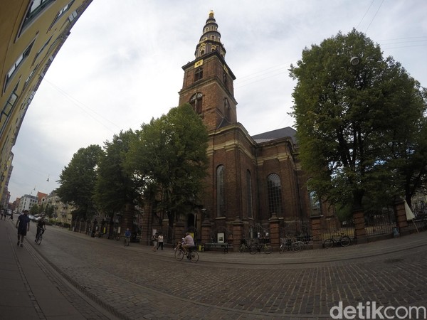 Inilah Gereja Church of Our Savior, gereja berusia ratusan tahun di Kopenhagen, ibu kota Denmark. Gereja ini unik karena punya menara, kita bisa memanjat sampai ke atasnya dan melihat cantiknya pemandangan Kopenhagen dari ketinggian. (Uyung/detikTravel) Inilah Gereja Church of Our Savior, gereja berusia ratusan tahun di Kopenhagen, ibu kota Denmark. Gereja ini unik karena punya menara, kita bisa memanjat sampai ke atasnya dan melihat cantiknya pemandangan Kopenhagen dari ketinggian. (Uyung/detikTravel)