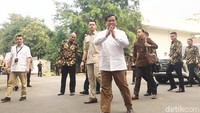 Waketum Gerindra Sugiono tampak menemani Prabowo ke RSPAD.  (Foto: Indra Komara/detikcom)