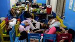 Tidur di Kursi Plastik, Begini Potret Pengungsi Banjir Filipina