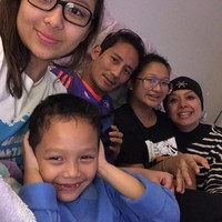 Kisah asmara mereka bukannya tanpa hambatan. Sandiaga dan Nur Asia pun pernah mengalami yang namanya putus-nyambung selama berpacaran. Hingga akhirnya setelah menjalani masa pacaran lebih dari satu dekade, keduanya memutuskan menikah di Singapura pada 1996. Dari pernikahan selama 22 tahun, mereka dikaruniai tiga orang anak. Foto: Instagram