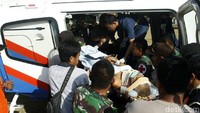 Prajurit TNI menaikkan Sodok ke helikopter untuk dibawa ke RSAD Mataram. Istimewa/Puspen TNI.