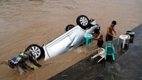 Ribuan warga Filipina di ibukota Manila dan beberapa provinsi di sekitarnya harus dievakuasi usai banjir yang merendam wilayah tersebut, Minggu (12/8/2018) lalu. Erik De Castro/Reuters.