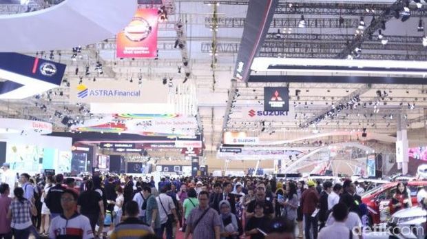 Memasuki weekend terakhir GIIAS 2018, pengunjung tetap memadati seluruh area pameran.