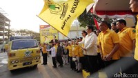 Ketua Umum DPP Partai Golkar Airlangga Hartarto melepas pengiriman bantuan untuk korban gempa di Lombok, Senin (13/8/2018).
