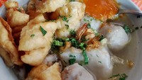 Ini pelopor cuankie di Bandung, Cuankie Serayu. Isinya penuh  ya? Ada tahu bakso, siomay, pangsit goreng dan bakso. Kuahnya gurih enak dimakan hangat. Foto : Instagram @dienarback