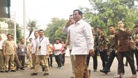 Prabowo tampak mengenakan kemeja putih dan celana krem khas Gerindra (Foto: Indra Komara/detikcom)