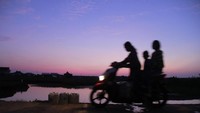  Warga yang mengambil air di empang ini, rata-rata perempuan dan anak-anak. Ada yang menggunakan kendaraan, namun adapula yang berjalan kaki sejauh dua kilometer sambil menjunjung ember atau jerigen yang berisi air dari empang itu.
