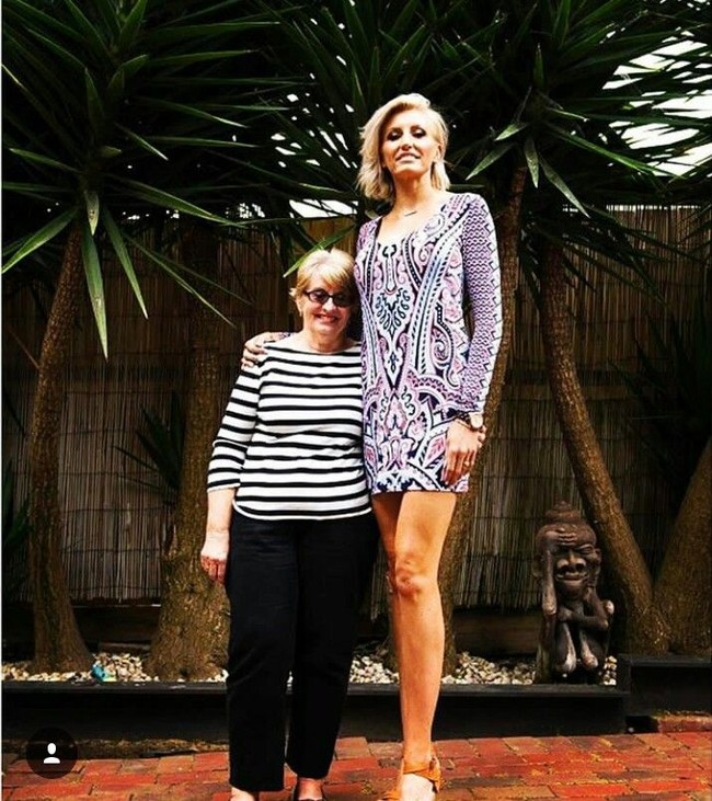Caroline saat ini tengah mendaftarkan diri ke Guinnes of World Records sebagai wanita dengan kaki terpanjang. Saat ini, wanita dengan kaki terpanjang di dunia adalah Svetlana Pankratova dengan tinggi badan 195 cm. (Foto: Instagram)