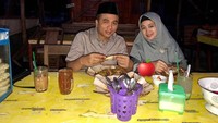 Politisi berusia 43 tahun ini, selalu menyempatkan waktu untuk mencicipi makanan khas dari setiap kota yang dikunjungi. Seperti makan malam di kedai Mbah Cemplung Ayam Goreng Kampung yang berada di Jogja. Foto: Instagram @arwani.thomafi