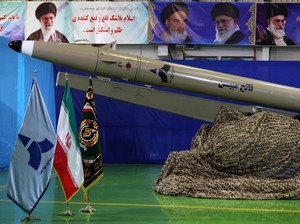 Bersitegang dengan AS, Iran Pamerkan Rudal Balistik Generasi Baru
