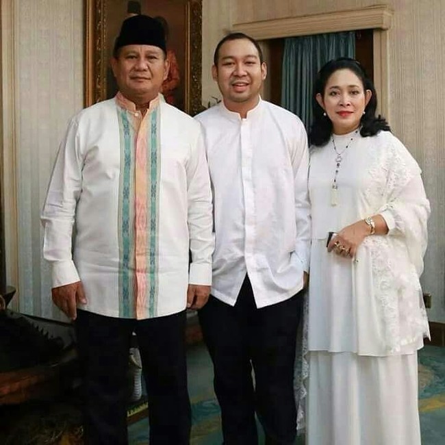 Inilah momen langka kebersamaan Prabowo, Titik dan putra mereka Didit Hediprasetyo. Saat mengunggah foto ini Titik bertanya pada followers Instagramnya, lebih mirip siapakah Didit, dia atau Prabowo. Bagaimana menurut Anda? Foto: Instagram, Facebook