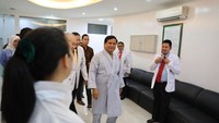 Sambil bercanda, Prabowo mengaku takut disuntik dan lebih baik terjun. Dia juga mengaku sulit tidur karena kelaparan akibat harus puasa (Foto: Dok. Istimewa)