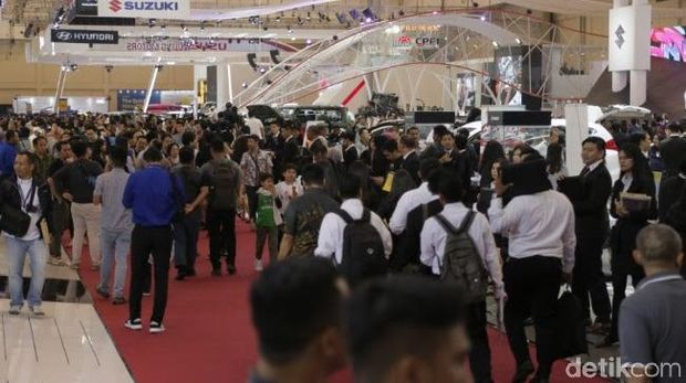 Kamis, 2 Agustus 2018 – Pada hari pembukaan, GIIAS mulai dipadati pengunjung
