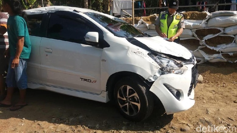 Berniat Ngerem Justru Gas yang Diinjak, Mobil Ini pun Terbalik Berniat Ngerem Justru Gas yang Diinjak, Mobil Ini pun Terbalik